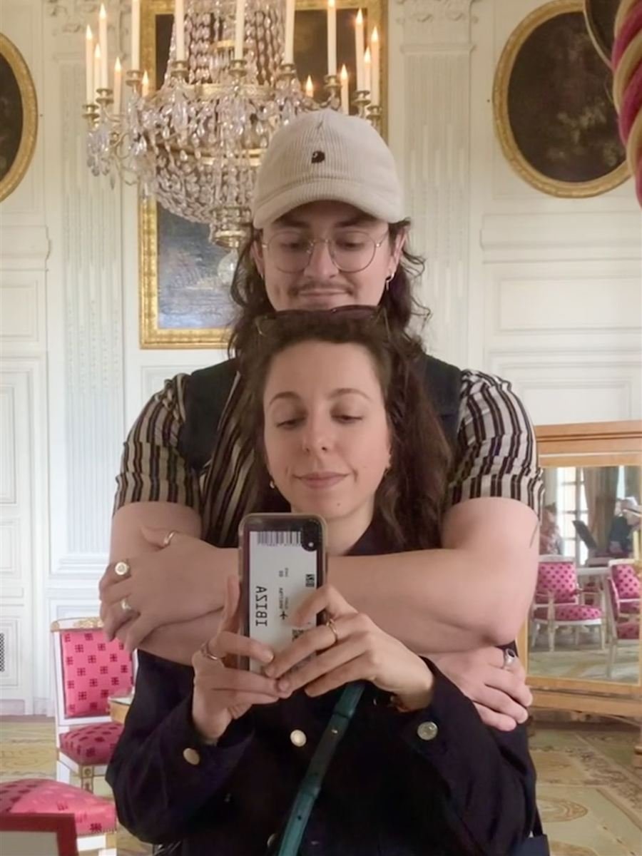 Cécilia et Mathieu dans un salon de château