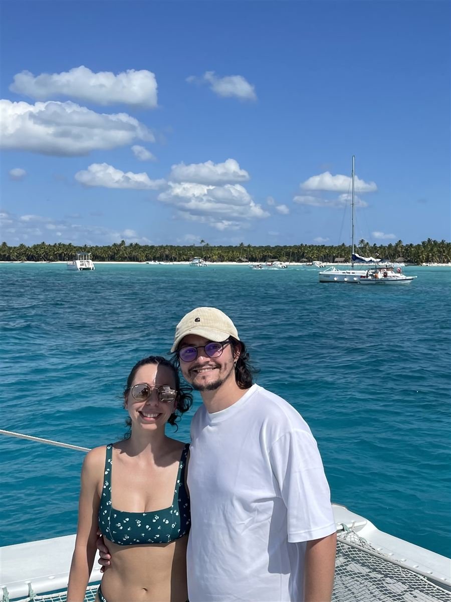 Cécilia et Mathieu sur un bateau