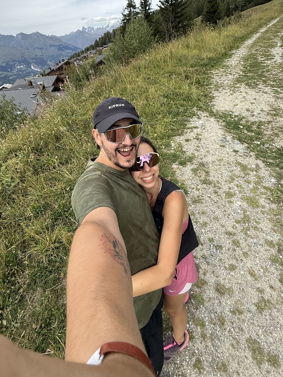 Cécilia et Mathieu sur un chemin de montagne